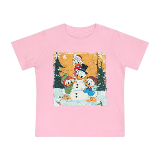 Duck Snowmen Baby Tee: Light-pink children's T-shirt featuring Donald Duck and nephews building a snowman in a snowy, festive scene, perfect for stylish, comfortable baby wear.