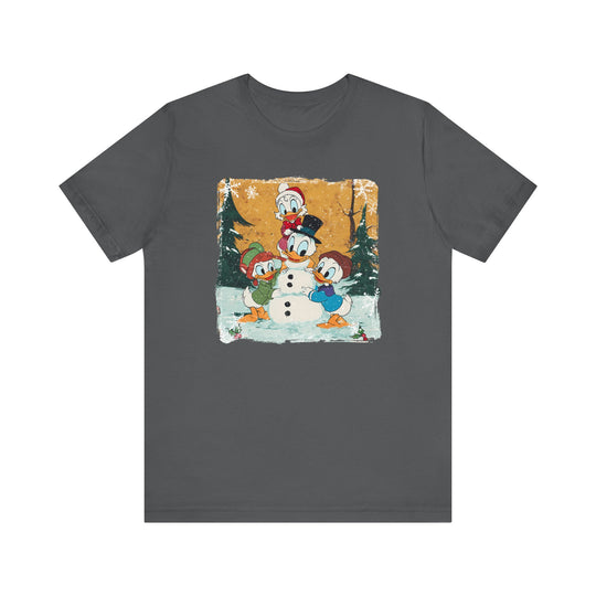 Duck Snowmen Tee: Charcoal-gray T-shirt featuring Donald Duck and his nephews joyfully building a snowman in a winter forest, offering a soft, comfortable fit.