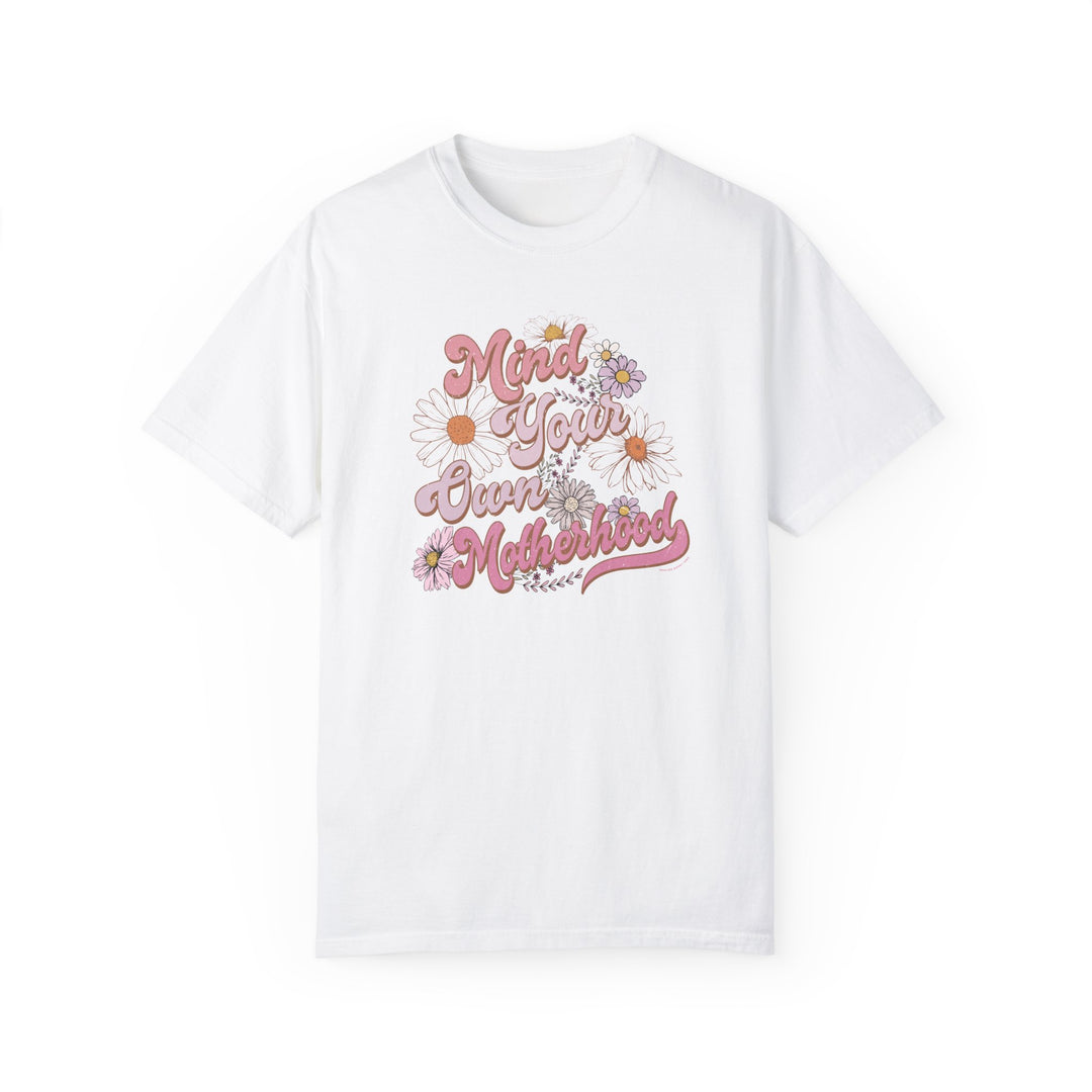 A relaxed fit Mind Your Motherhood Tee, crafted from 100% ring-spun cotton. Garment-dyed for extra coziness, with double-needle stitching for durability and a seamless design for a tubular shape.