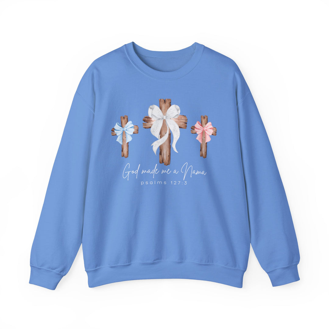 Light-blue crewneck sweatshirt with three wooden crosses and “God made me a Nana,” ideal for comfort. Mix of polyester and cotton, loose fit.